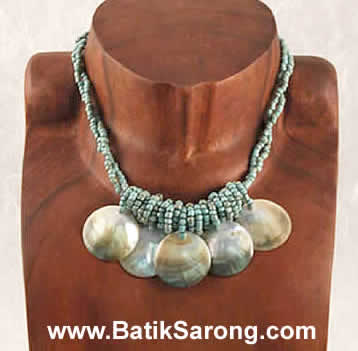 Pearl Shells Necklace with Beads