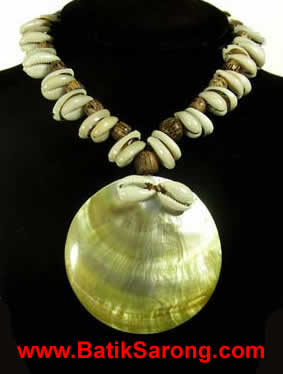 PEARL SHELL NECKLACE WITH COWRY SHELL