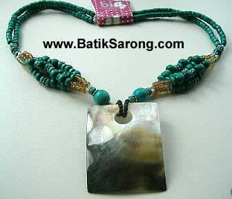 NECKLACE WITH NATURAL BEADS AND PEARL SHELL