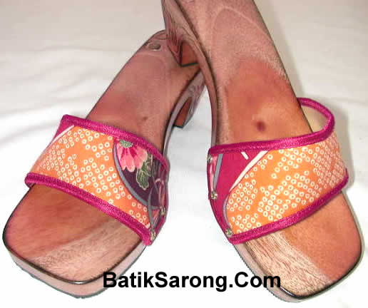 FOOTWEAR WITH BEADS FROM BALI