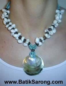 BEADS & SHELLS NECKLACE WITH MOTHER OF PEARL SHELL